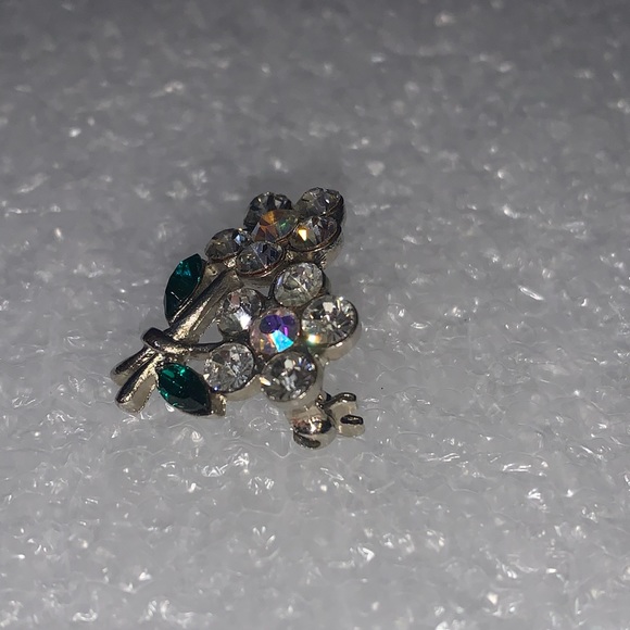 Beautiful & Dainty Rhinestone Floral Brooch Pin - Picture 8 of 16